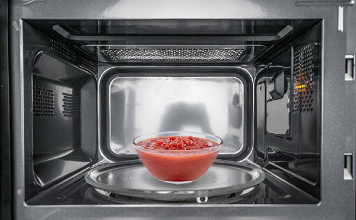 ¿Calentar agua en el microondas? Mejor no hacerlo estas son las 12 cosas que no debes meter ¿Calentar agua en el microondas? Mejor no hacerlo estas son las 12 cosas que no debes meter